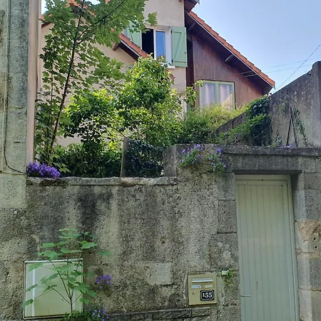 Apartmán T2 Duplex Avec Terrasse Au Bord Du Clain *